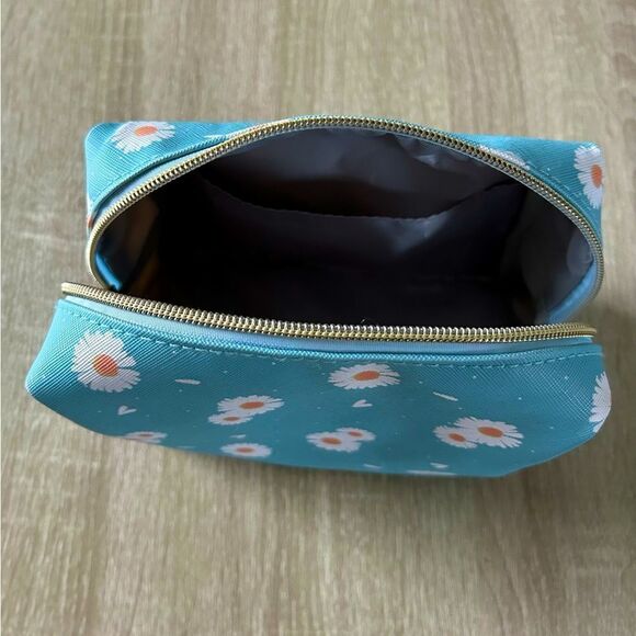 NWOT … DAISY Cosmetic / Makeup Bag - Picture 7 of 7